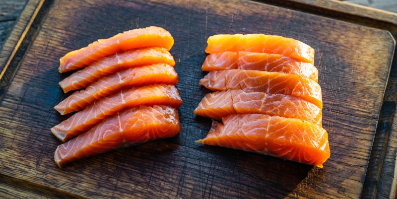 Tests comparatifs : quels saumons et truites fumés privilégier pour les fêtes