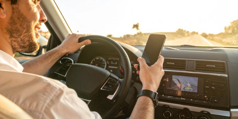 Sécurité routière : suspension immédiate du permis pour un simple téléphone en main