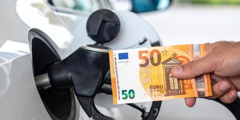 Indemnité carburant de 50 € : une aide ciblée pour les gros rouleurs modestes