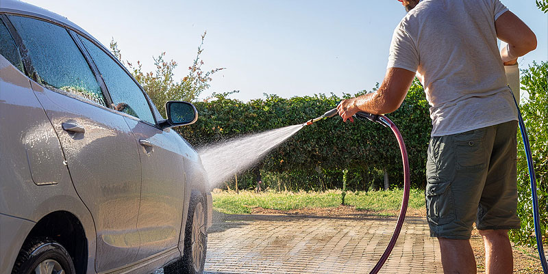 illustration de Lavage de voiture : les bons usages pour éviter une amende et préserver l'environnement