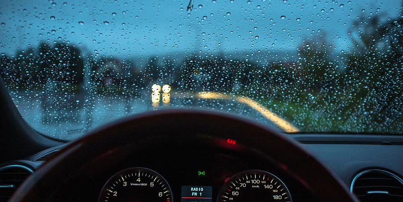 illustration de Pluie et vitesse : que dit la loi ?