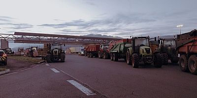 Des tracteurs immobilisés à un blocage sur l'A89