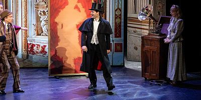 Graphiste, magiciens, metteur en scène : les atouts du spectacle à succès ''Arsène Lupin'' à Paris