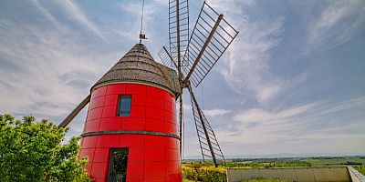 Avec sa couleur rouge vif, il attire le regard depuis l'autoroute A66.
