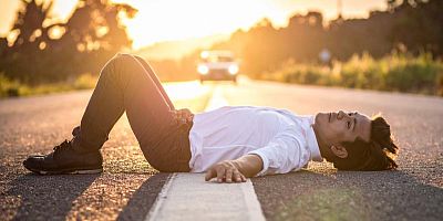 Que risque un automobiliste après avoir percuté un piéton allongé sur la route ?