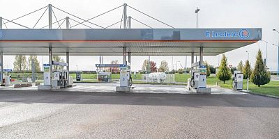 Une station-service : les prix des carburants pourraient rester élevés pendant plusieurs mois