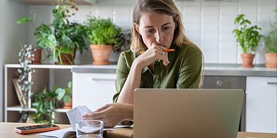 Une personne s'interroge sur sa facture d'électricité