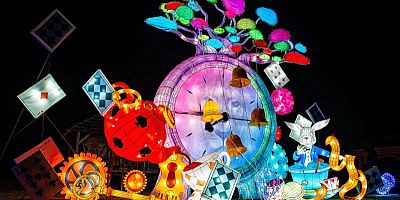 La féérie des Lanternes au Château de Castel Novel inspirée d'Alice au Pays des Merveilles