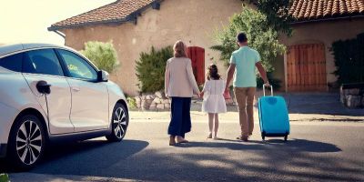 Illustration : une famille recharge sa voiture à l'hôtel