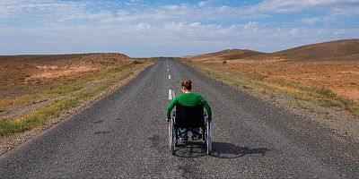 Une personne en fauteuil roulant peut-elle emprunter la route, une piste cyclable ou un trottoir ?